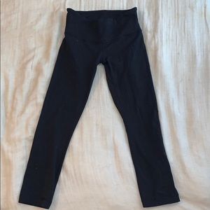 low rise lulu lemon black cropped leggings